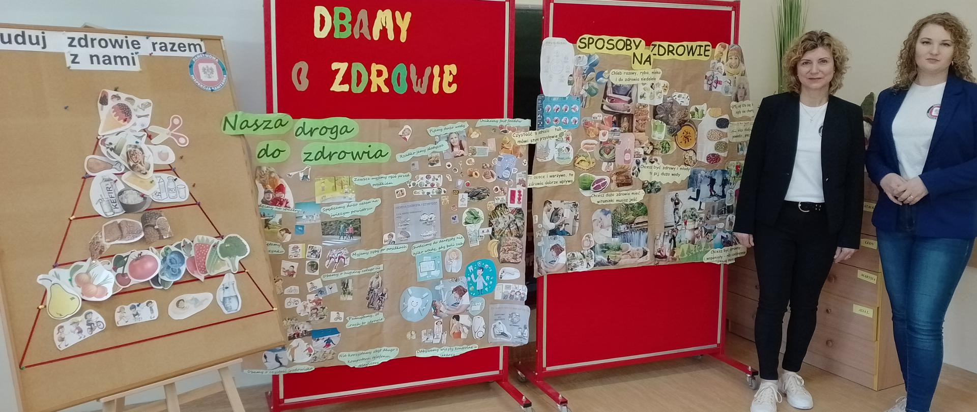 Pracownicy Powiatowej Stacji Sanitarno-Epidemiologicznej w Garwolinie na tle wystawy materiałów o zdrowym stylu życia w szkole Podstawowej w Górznie.