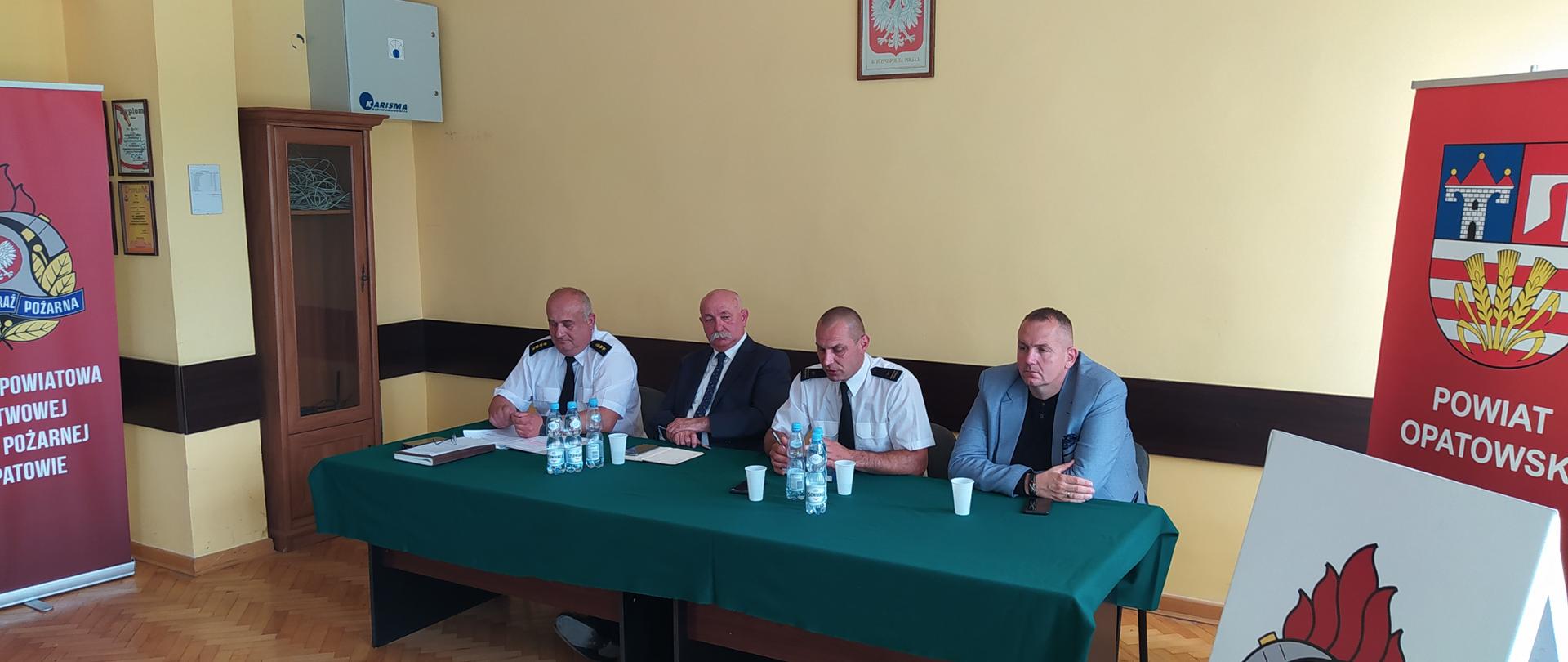 Komendanci powiatowi wraz z wójtami Tarłowa i Lipnika przy stole w trakcie narady operacyjnej.