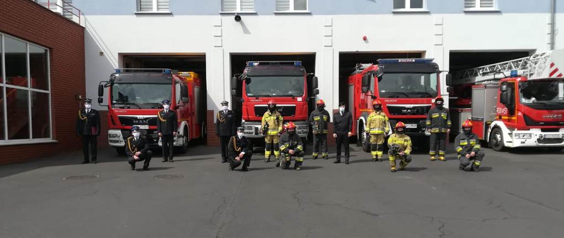 Na zdjęciu znajdują się strażacy KP PSP Gostyń oraz samochody pożarnicze podczas obchodów dnia strażaka. 