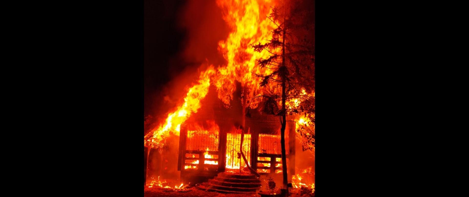 Na zdjęciu widoczny dom całkowicie objęty pożarem