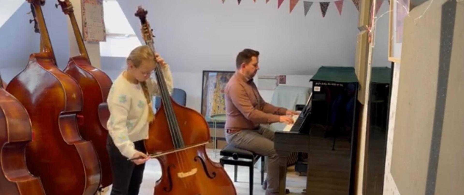 Zosia Batko, uczennica klasy kontrabasu naucz. Magdaleny Maziarz, która zdobyła II miejsce w "XI Ogólnopolskim Konkursie Wiolonczelowo-Kontrabasowy" oraz pianista - naucz. Adrian Szczurek.