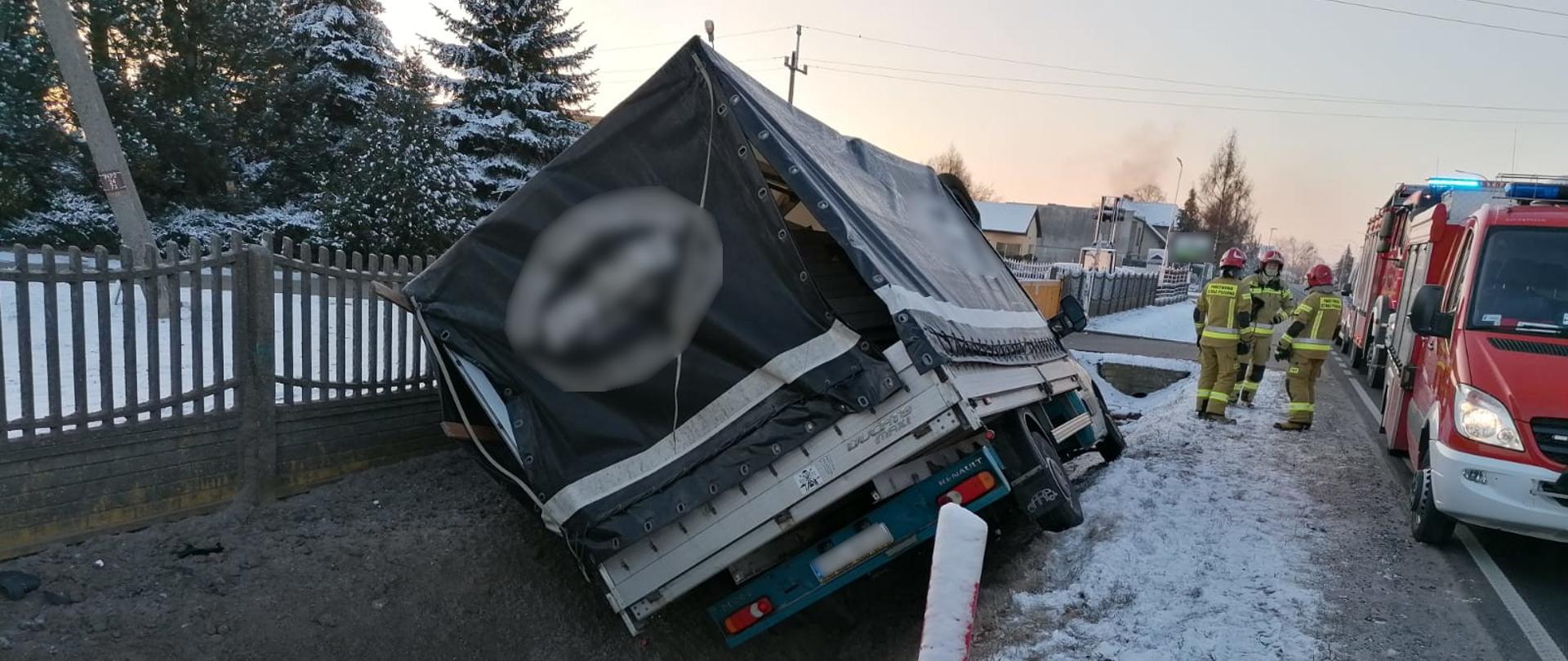 Uszkodzony samochód dostawszy znajdujący się w przydrożnym rowie