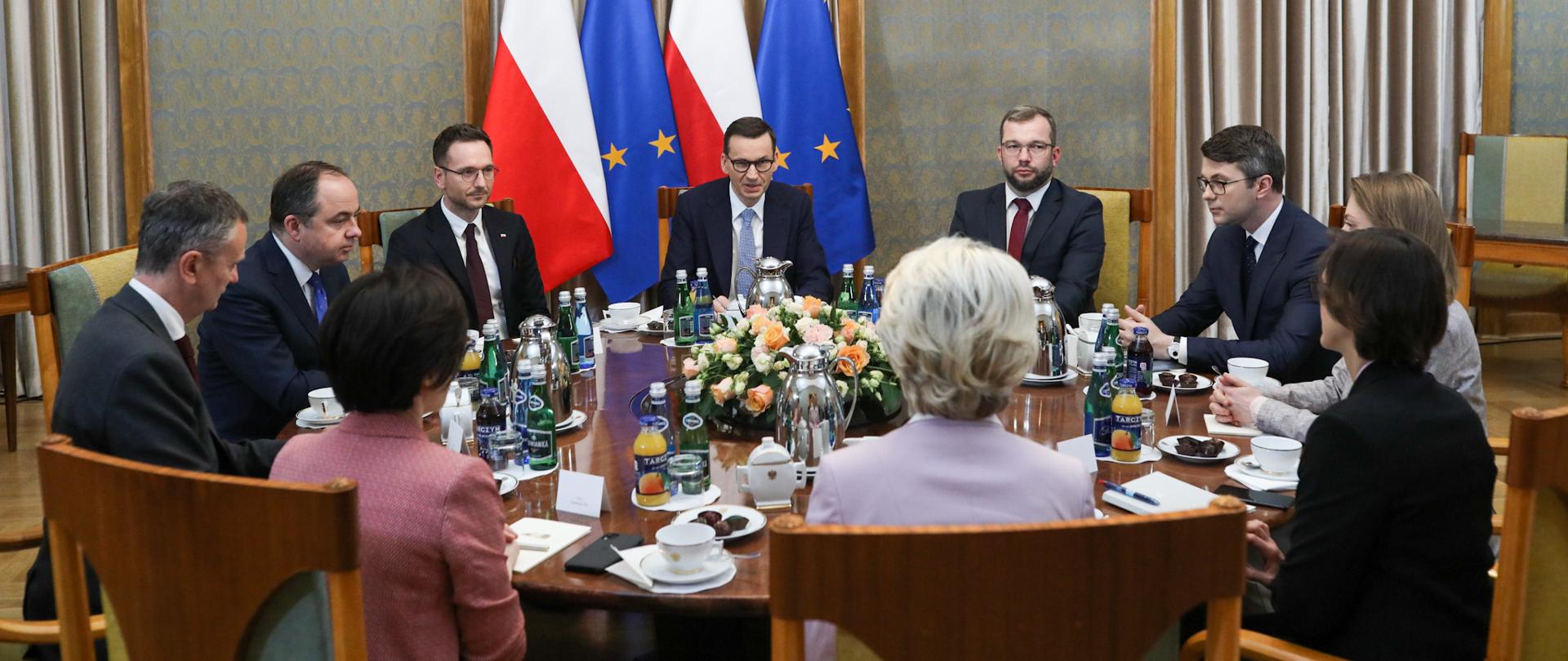 Spotkanie przy okragłym stole