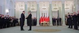 prezydent Andrzej Duda wręcza Jerzemu Kwiecińskiemu nominację na ministra finansów, inwestycji i rozwoju