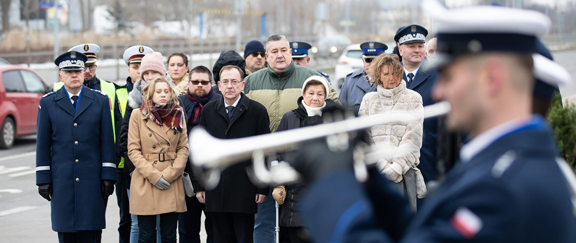 Na zdjęciu widać uczestników uroczystości, m. in. ministra Mariusza Kamińskiego i rodzinę podkomisarza Policji Andrzeja Struja.