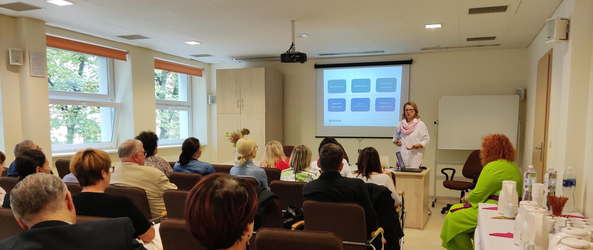 Zdjęcie sali wykładowej podczas wykładu na temat zakażeń szpitalnyc