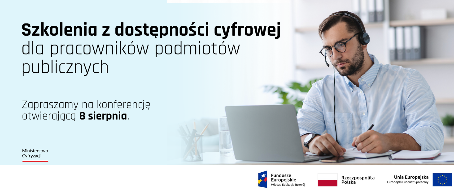 Zdjęcie mężczyzny siedzącego przed komputerem i robiącego notatki 