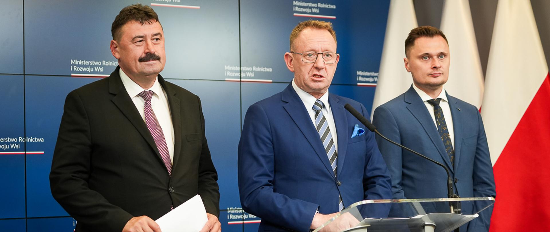 Konferencja prasowa z udziałem ministra Roberta Telusa oraz wiceministrów Ryszarda Bartosika i Krzysztofa Ciecióry (fot. MRiRW)