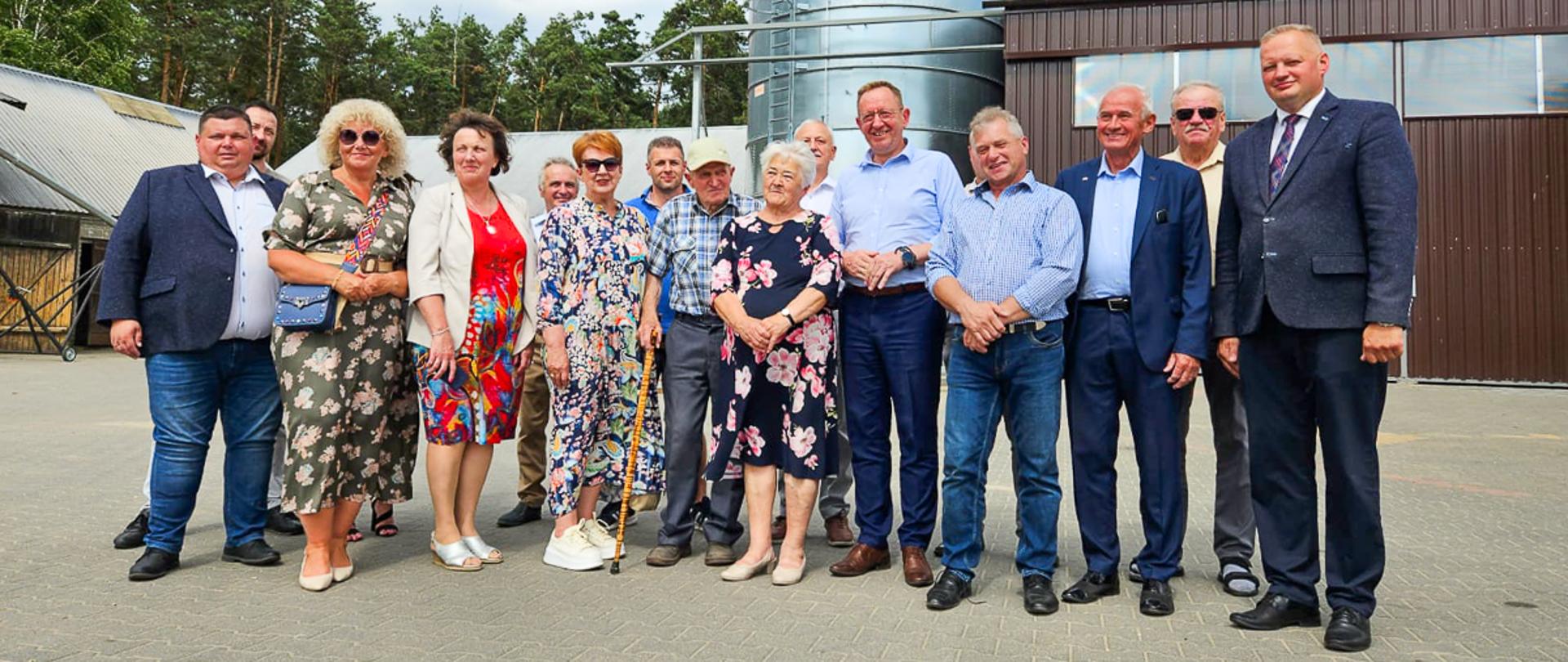 Minister Robert Telus podczas wizyty w gospodarstwie rolnym (fot. MRiRW)