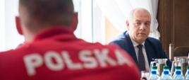 Wicepremier Jacek Sasin podczas spotkania z koszykarzami.