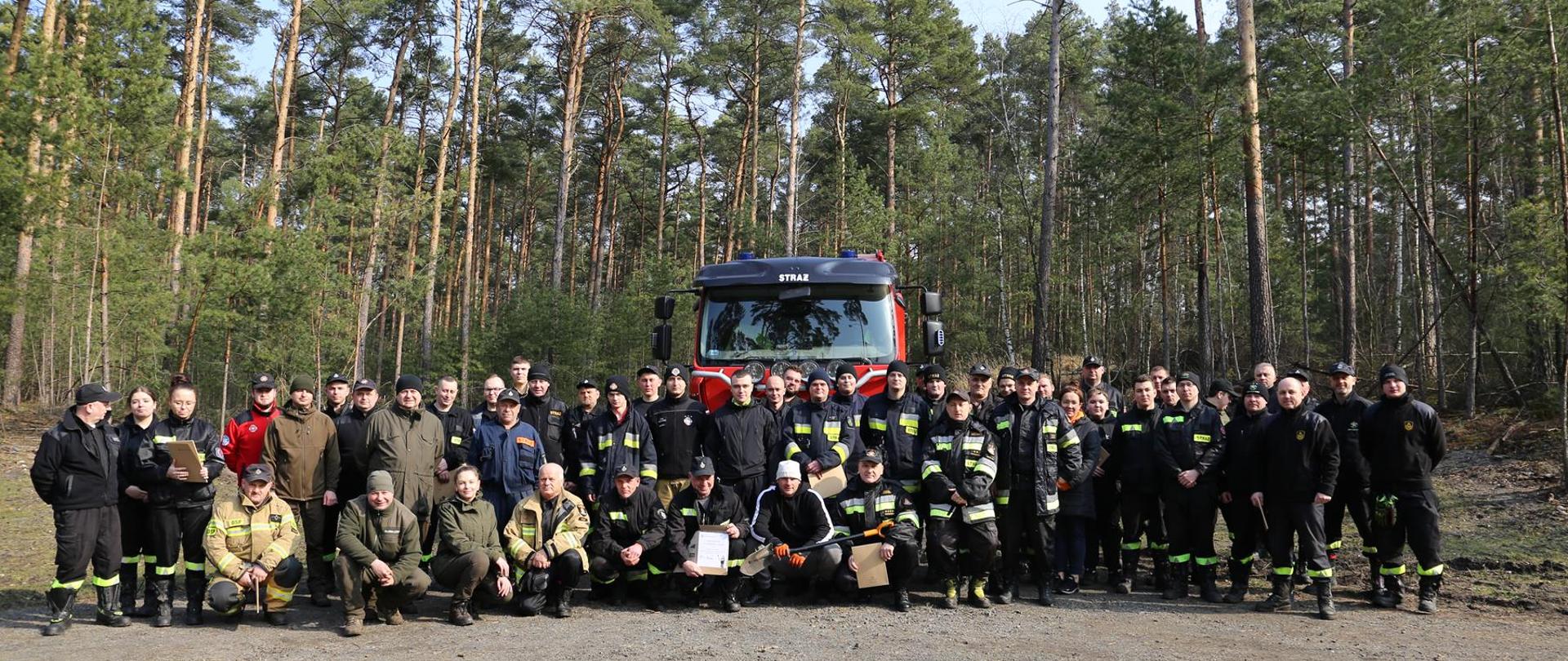 W sobotę 20 marca br. druhowie Ochotniczych Straży Pożarnych z terenu powiatu nowosolskiego w ramach ogólnopolskiej akcji Sto drzew na stulecie Związku Ochotniczych Straży Pożarnych Rzeczypospolitej Polskiej posadzili 30 grusz, 30 jabłoni, 30 dębów oraz 10 lip.