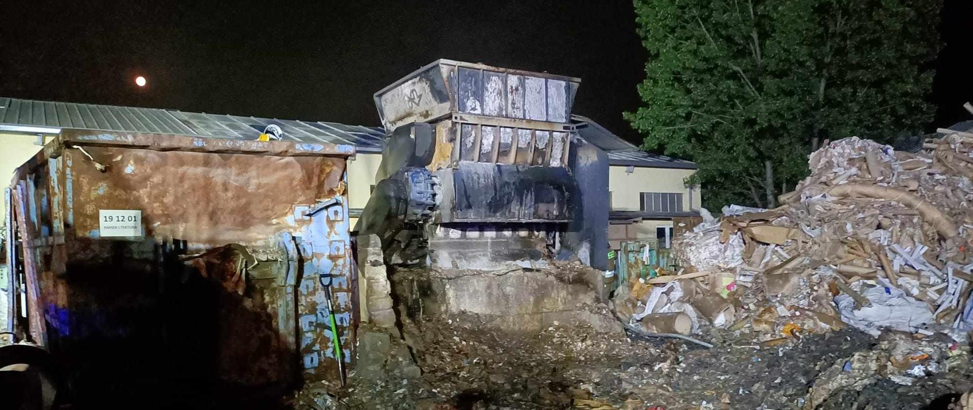 Pożar maszyny sortującej makulaturę i odpady papierowe na terenie Zakładu sortującego odpady w miejscowości Świerkówki.