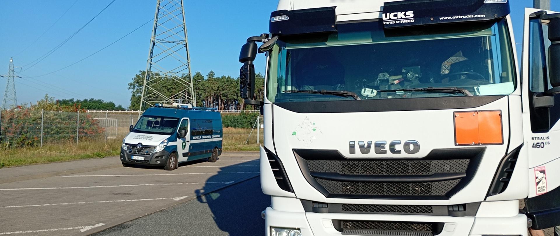 Na zdjęciu zatrzymany do kontroli pojazd ciężarowy, za nim widoczny pojazd Inspekcji Transportu Drogowego.