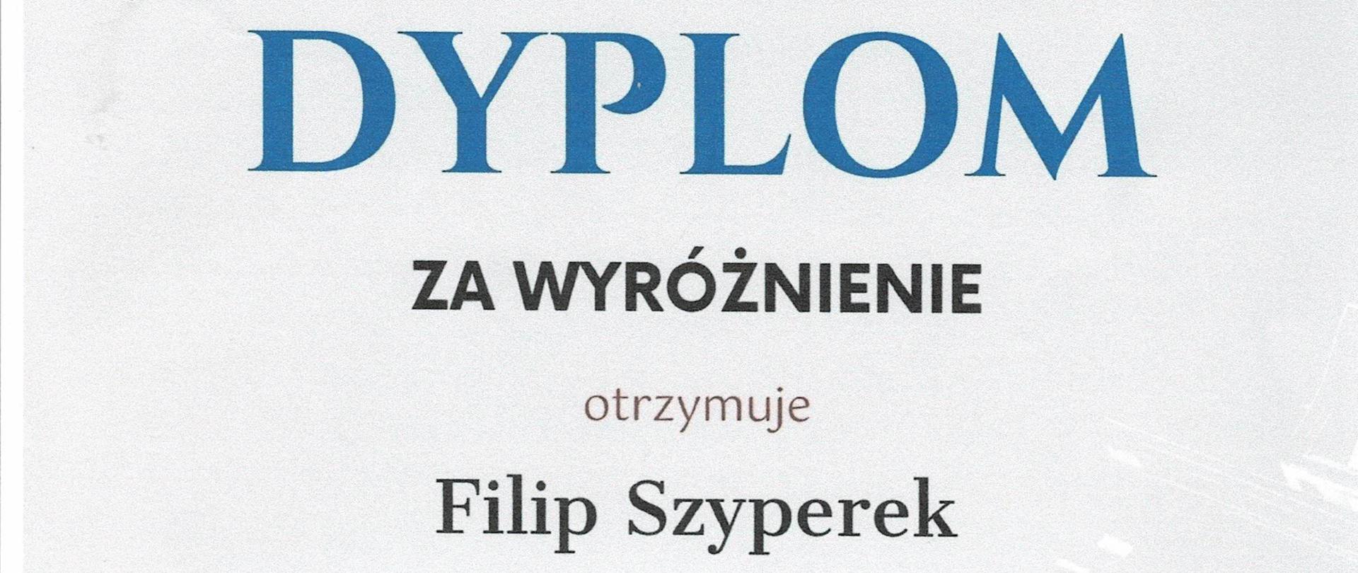Od góry logo konkursu na tle nut fortepianowych niebieski prostokąt, a w nim biały tekst: V Ogólnopolski internetowy konkurs pianistyczny Leżajsk - 2023.. Poniżej tekst: Dyplom za wyróżnienie otrzymuje Filip Szyperek. Państwowa Szkoła Muzyczna I stopnia im. Emila Młynarskiego w Augustowie. Nauczyciel: Urszula Warakomska. Poniżej tekst: Jury oraz nieczytelne podpisy komisji. Leżajsk - 20 sierpnia 2023.. Stopka koloru niebieskiego, na niej tekst koloru białego: Organizatorzy: Państwowa Szkoła Muzyczna I st. w Leżajsku, Fundacja Wspierania Edukacji Artystycznej w Sokołowie Małopolskim. Współpraca: Podkarpacki Zespół Niepaństwowych Szkół Muzycznych.