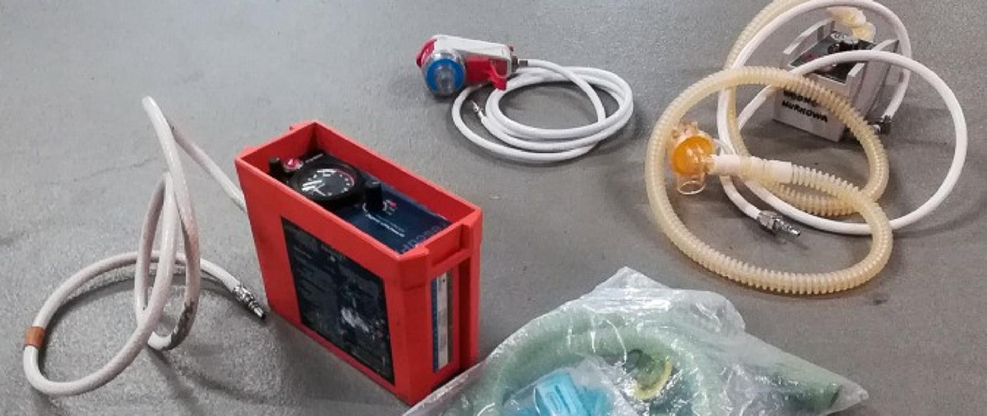 Komenda Wojewódzka Państwowej Straży Pożarnej w Warszawie przekazała Wojewodzie Mazowieckiemu respiratory, które trafią do jednoimiennych szpitali zakaźnych.