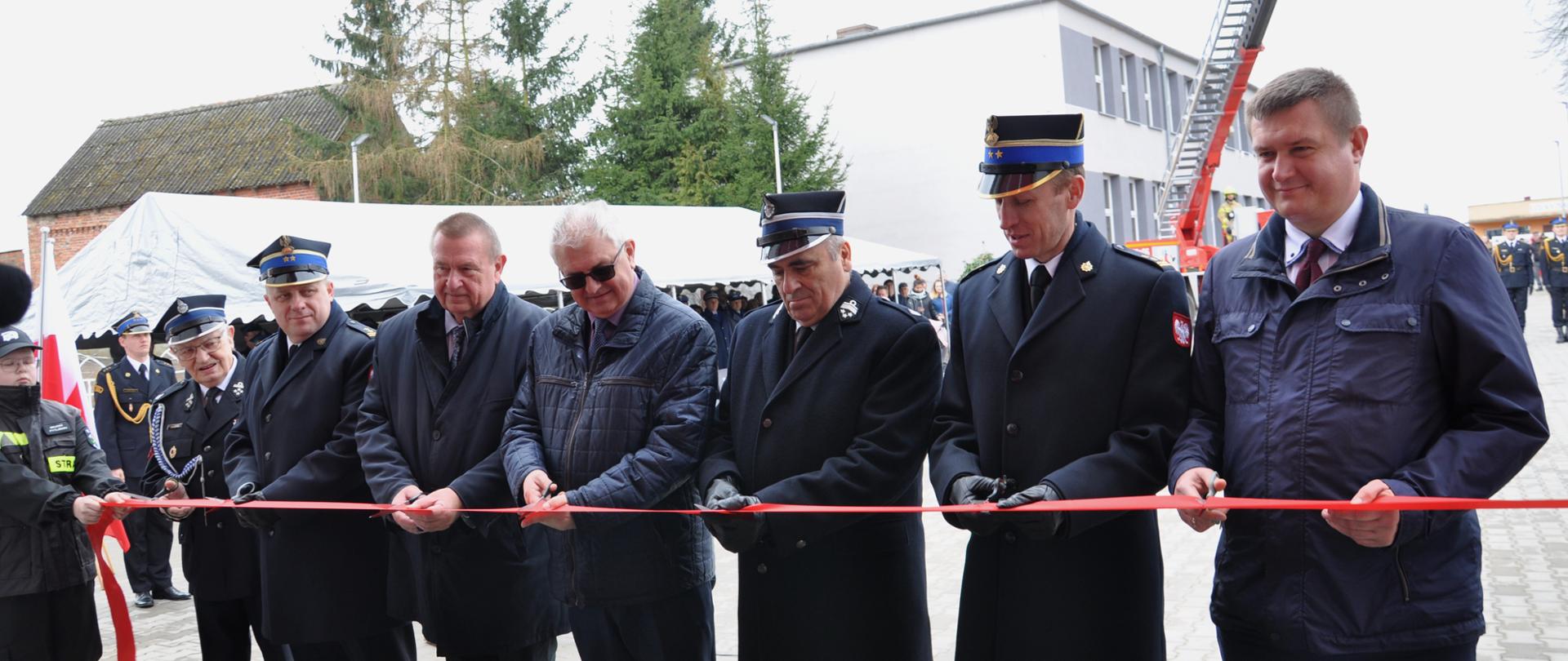 Zdjęcie z przecinania wstęgi.