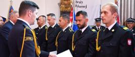Zdjęcie przedstawia wręczenie awansów podczas dnia strażaka