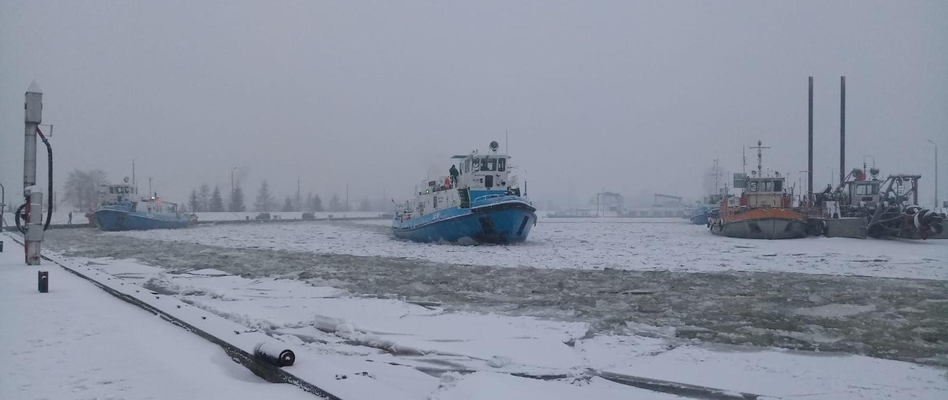 zbiornik wodny pokryty lodem na którym pływają lodołamacze