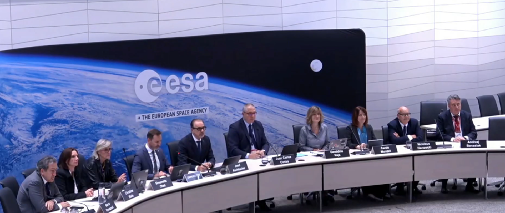 Kierownictwo ESA przy stole prezydialnym po 350. posiedzeniu Rady Europejskiej Agencji Kosmicznej