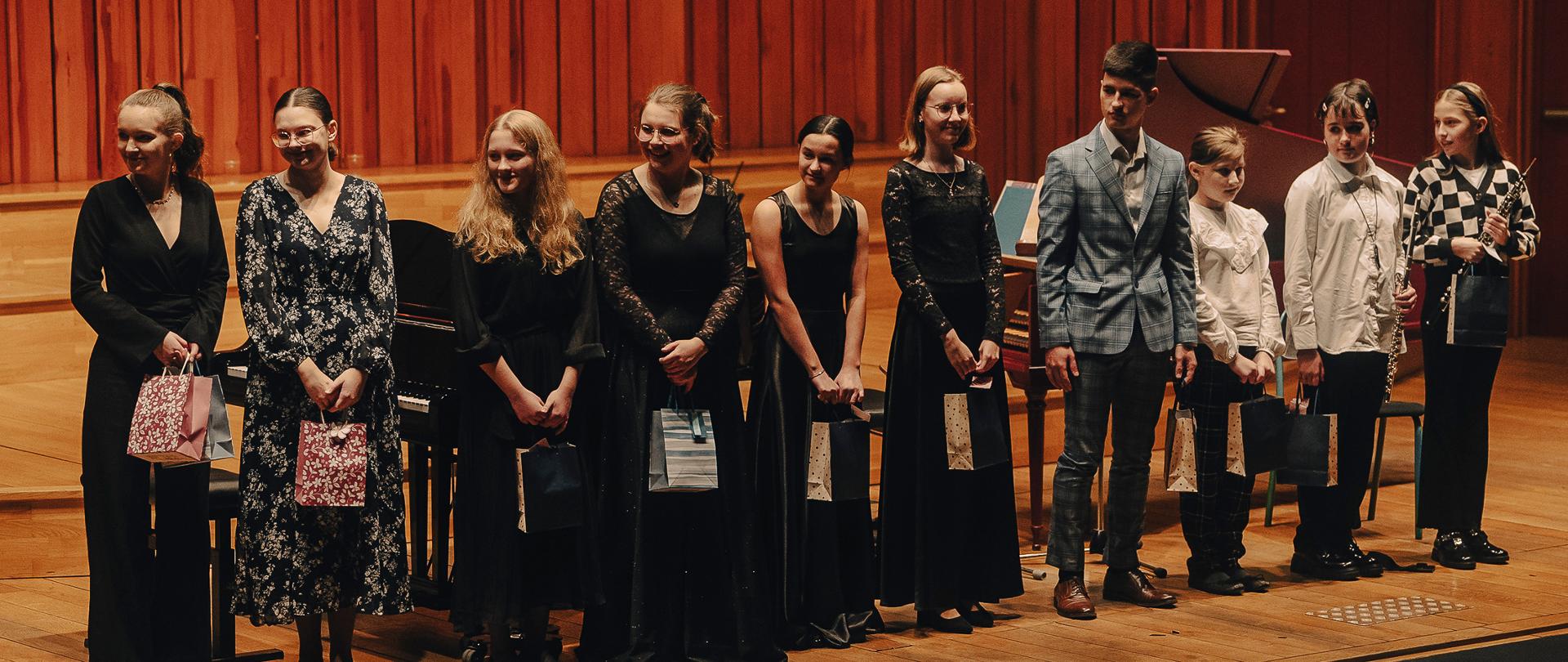 scena ZPSM. Na scenie stypendyści Soroptimist podczas wręczenia dyplomów 