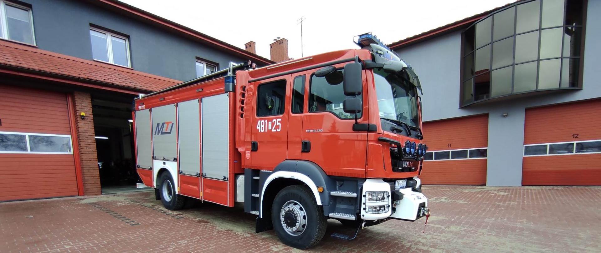 Na zdjęciu widzimy nowy samochód gaśniczy MAN, na tle skarżyskiej komendy.