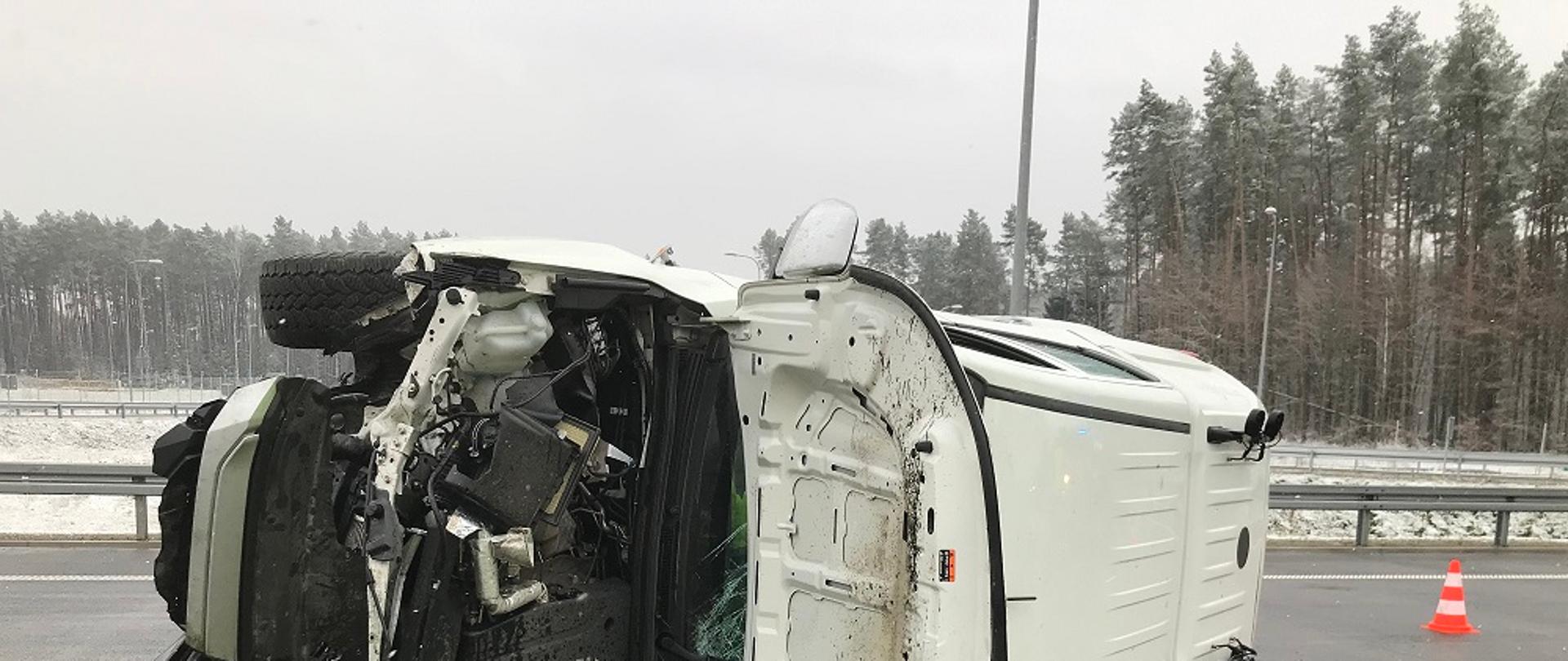 Pojazd leżący na lewym boku