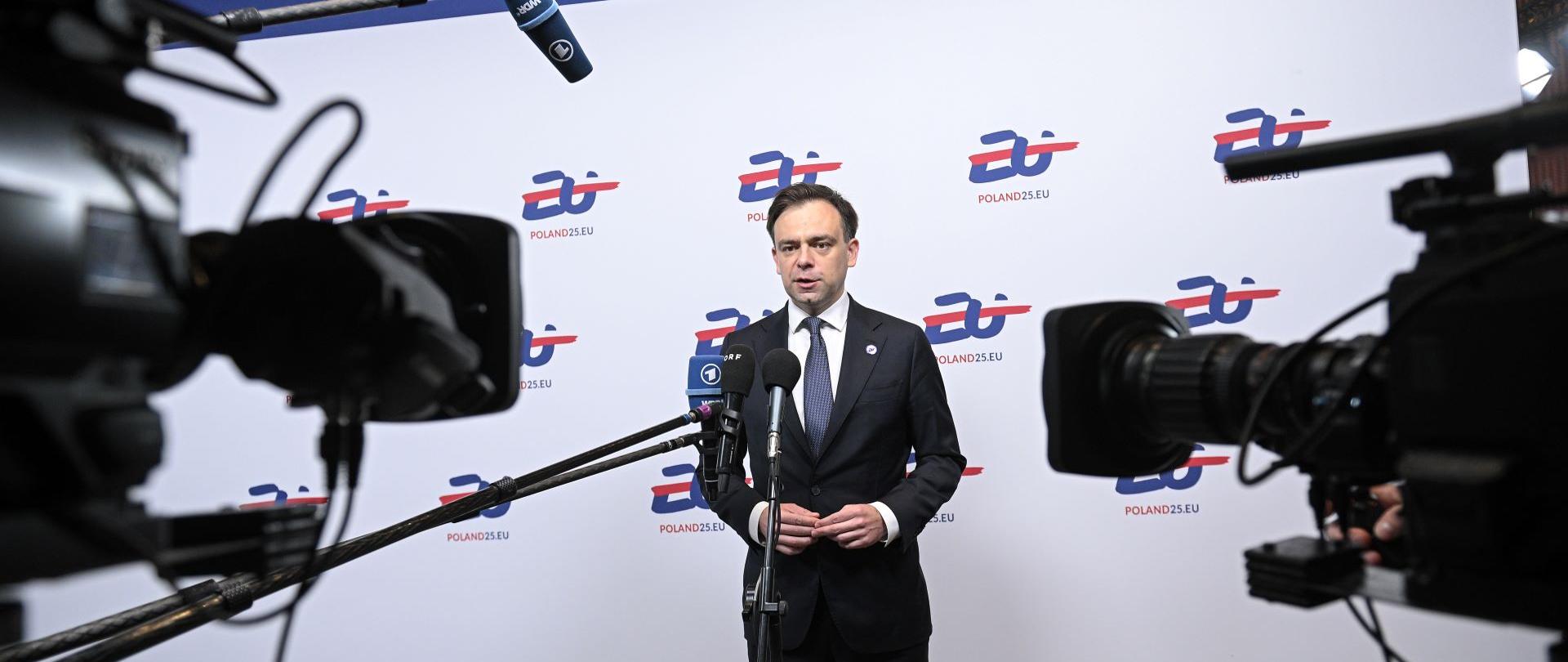 Minister finansów Andrzej Domański przed kamerami podczas drugiego dnia nieformalnej Rady ECOFIN w Warszawie