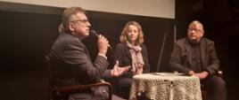 Debata po pokazie filmu "Położna" na temat znaczenia zachowania pamięci z udziałem Ambasadora RP Krzysztofa Olendzkiego