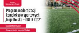 Grafika z napisem: Program modernizacji kompleksów sportowych "Moje Boisko - Orlik 2012", edycja pilotażowa 2022, planowany budżet programu: 30 mln zł. W tle widoczne jest puste boisko typu Orlik z zieloną nawierzchnią sztuczną.