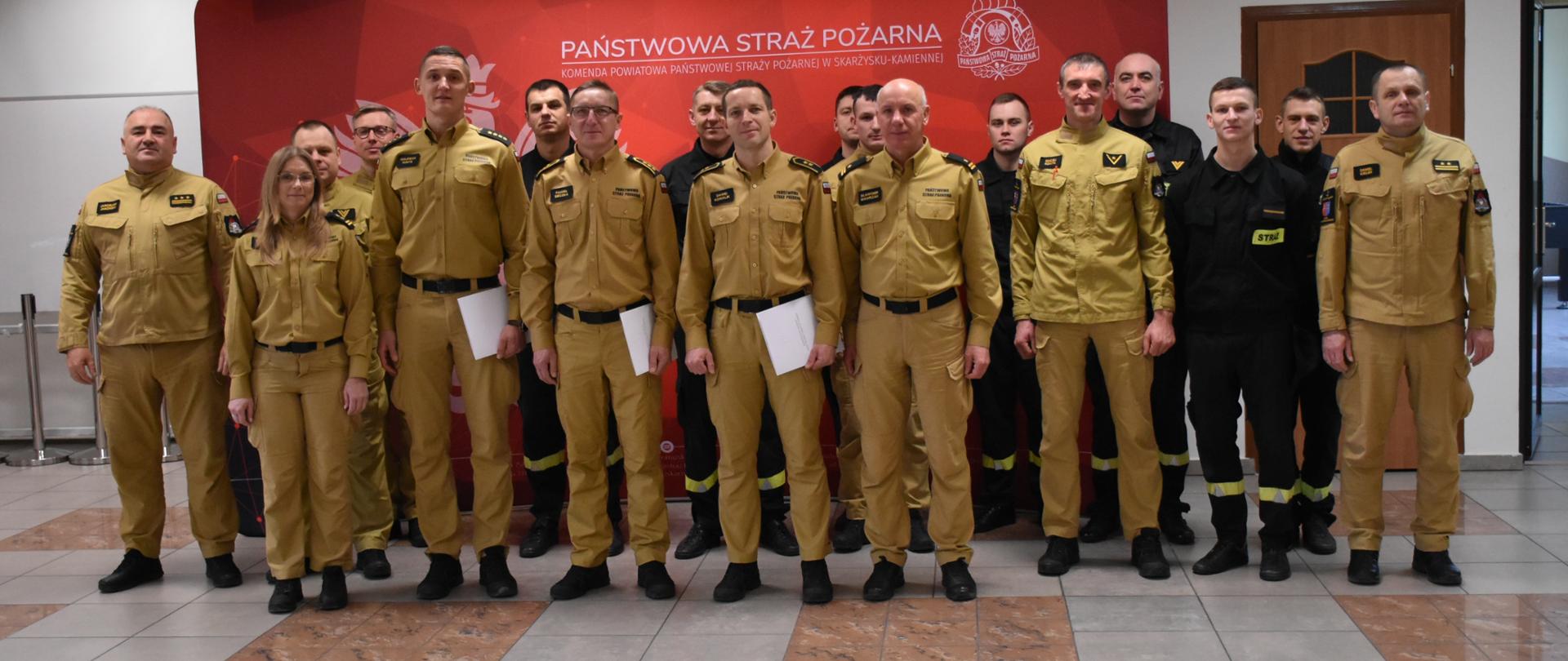 Grupowe zdjęcie strażaków KP PSP Skarżysko-Kamienna z wyróżnionymi strażakami