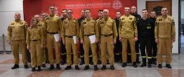 Grupowe zdjęcie strażaków KP PSP Skarżysko-Kamienna z wyróżnionymi strażakami