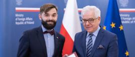 minister Jacek Czaputowicz wręcza nagrodę „Konsul Roku” Jakubowi Wawrzyniakowi, Konsulowi Generalnemu w Kolonii