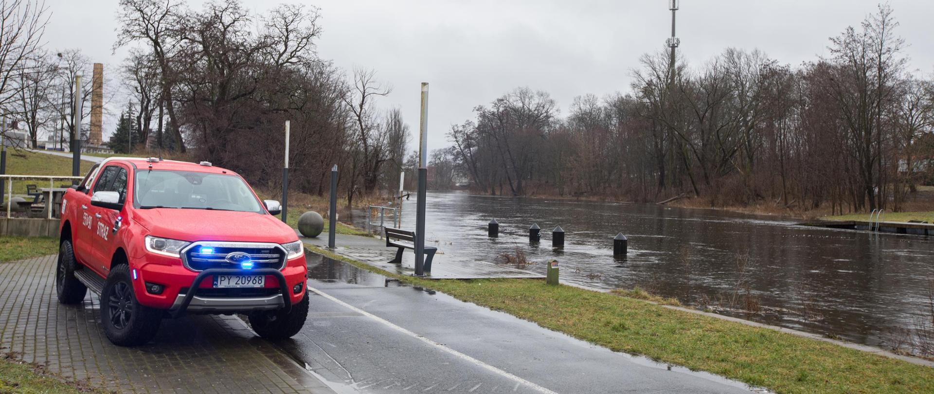 Zdjęcie ukazuje wysoki stan wody w rzece Gwda.