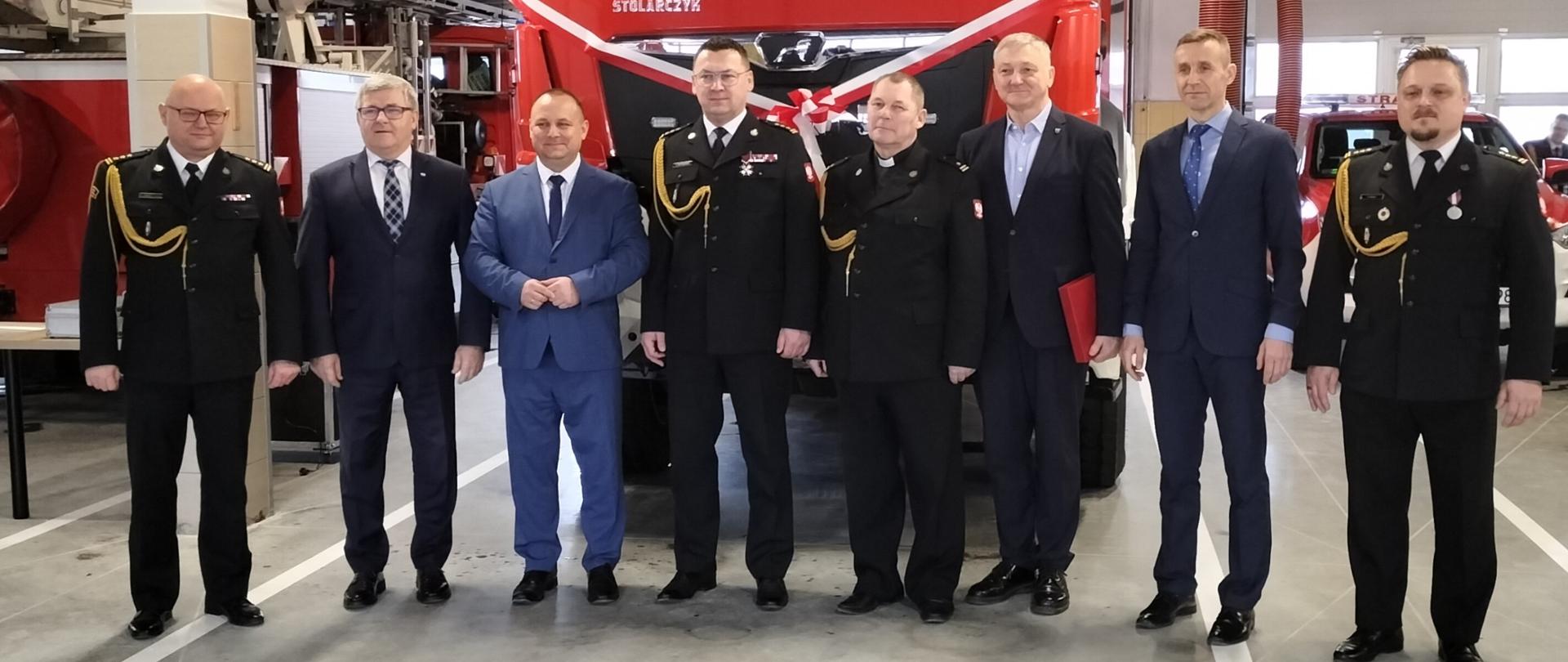 Zdjęcie okolicznościowe z udziałem zaproszonych gości przy nowym samochodzie MAN na terenie garaży podziału bojowego