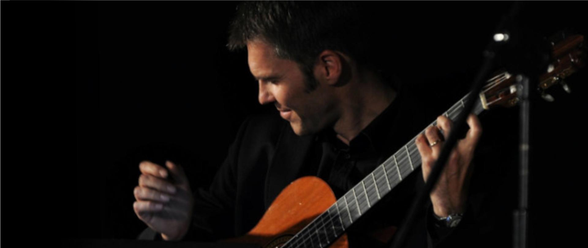Grafika przedstawi grającego na gitarze Michała Nagy