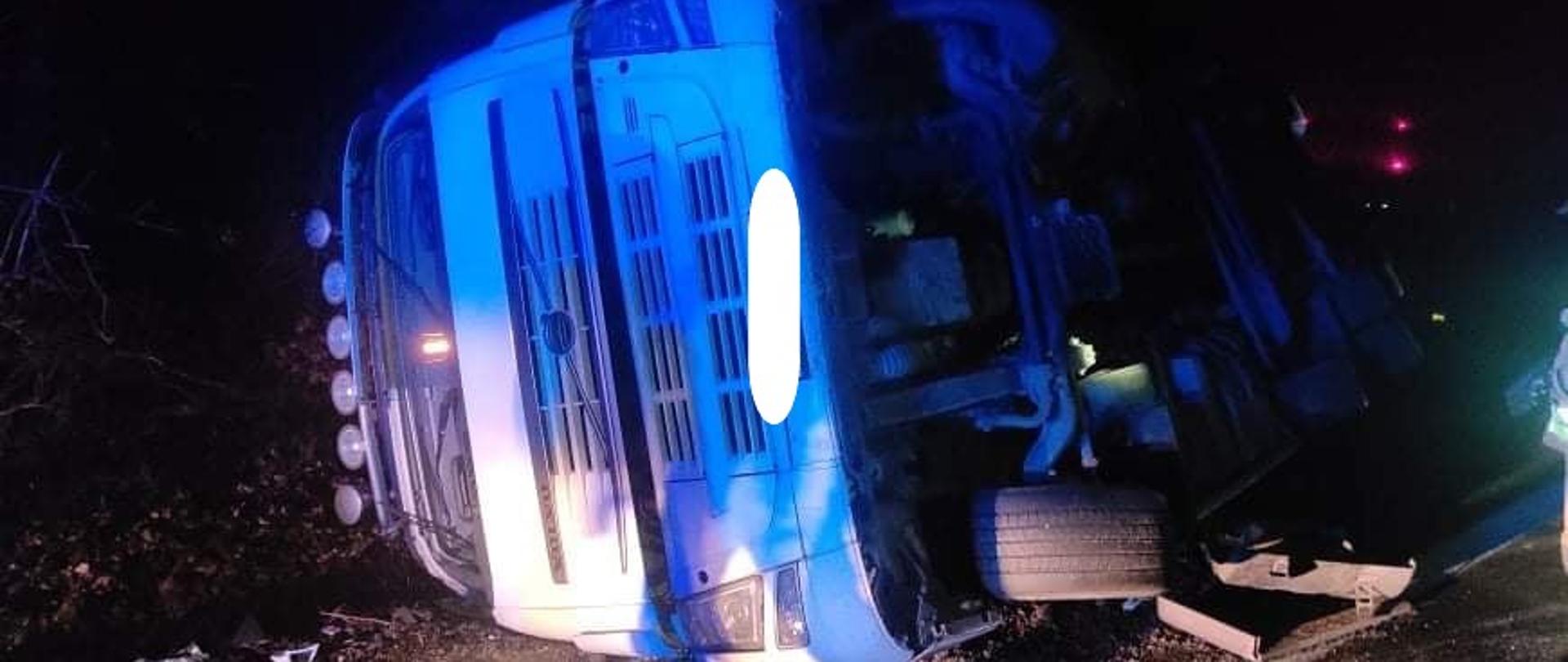 Przewrócony ciągnik siodłowy wraz z naczepą na drodze krajowej nr 11 w miejscowości Tarnowo