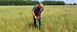 Pobieranie próbek glebowych na polu.