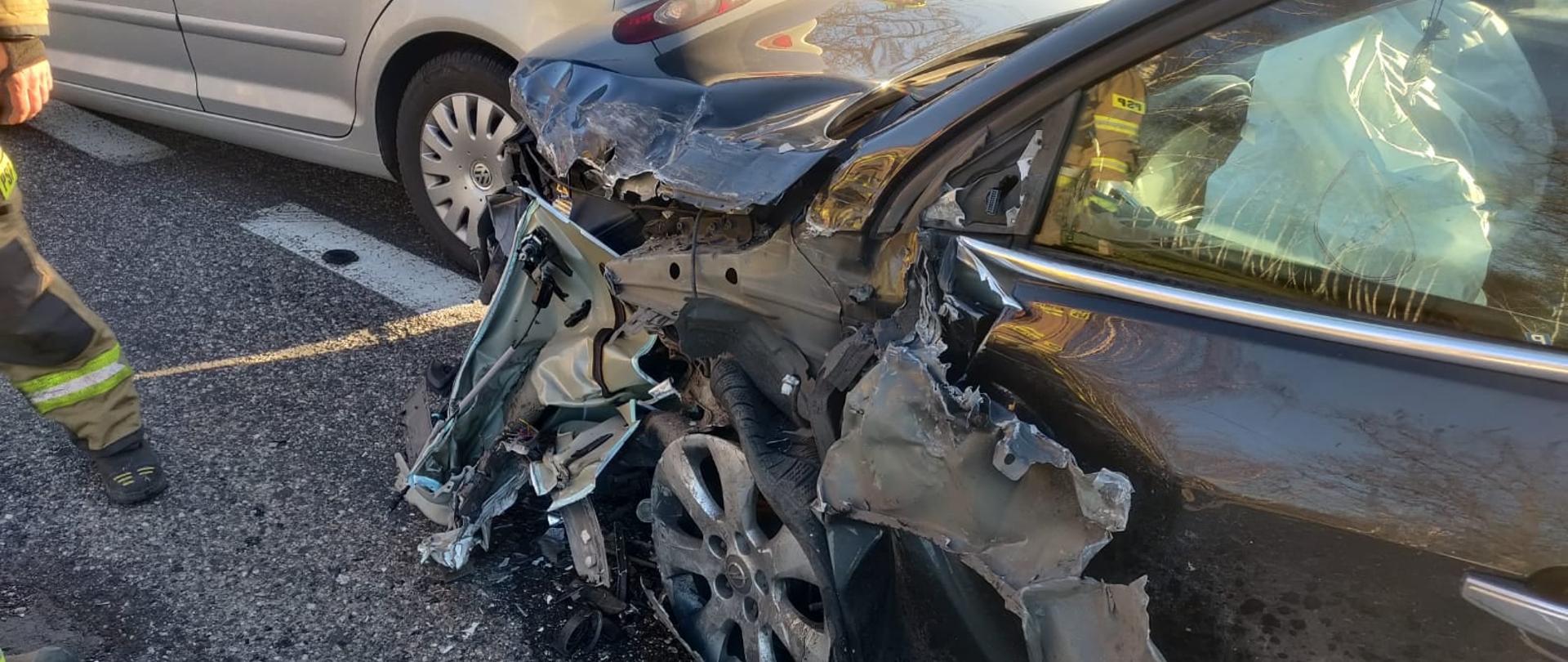Na zdjęciu znajduje się rozbity samochód. Posiada uszkodzony lewy bok.