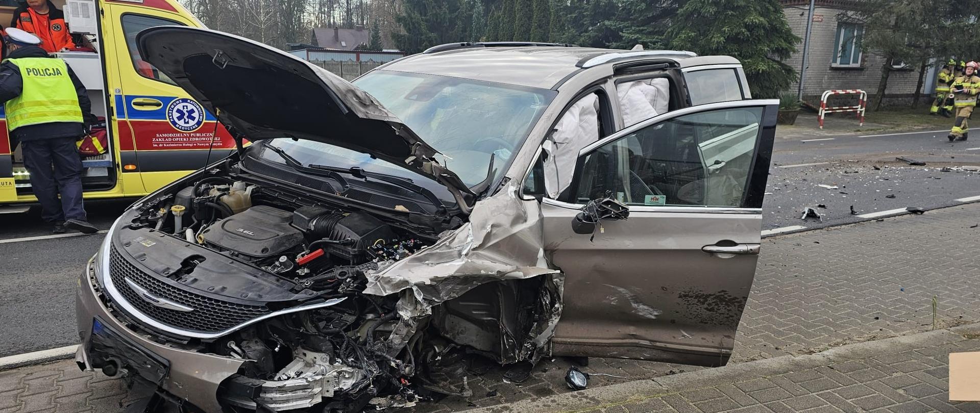 Samochód osobowy po zderzeniu z ciężarówką