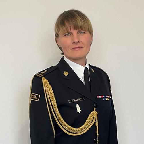 Zdjęcie profilowe Z-cy Komendanta Powiatowego PSP w Rawie Mazowieckiej bryg. Mirosławy Wójcik na jasnym tle w mundurze galowym. 