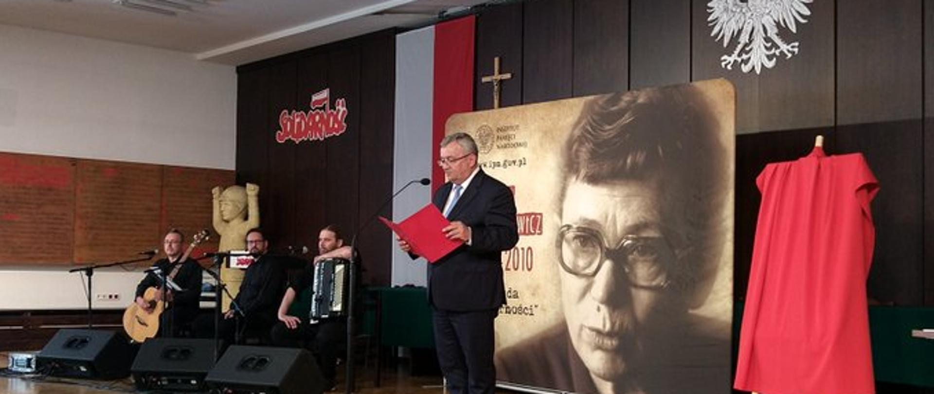 Minister infrastruktury wziął udział w prezentacji znaczka pocztowego z portretem Anny Walentynowicz