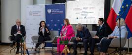 zdjęcie z inauguracji Polskiej Sieci Miast i Społeczności Przyjaznych Osobom Starszym 