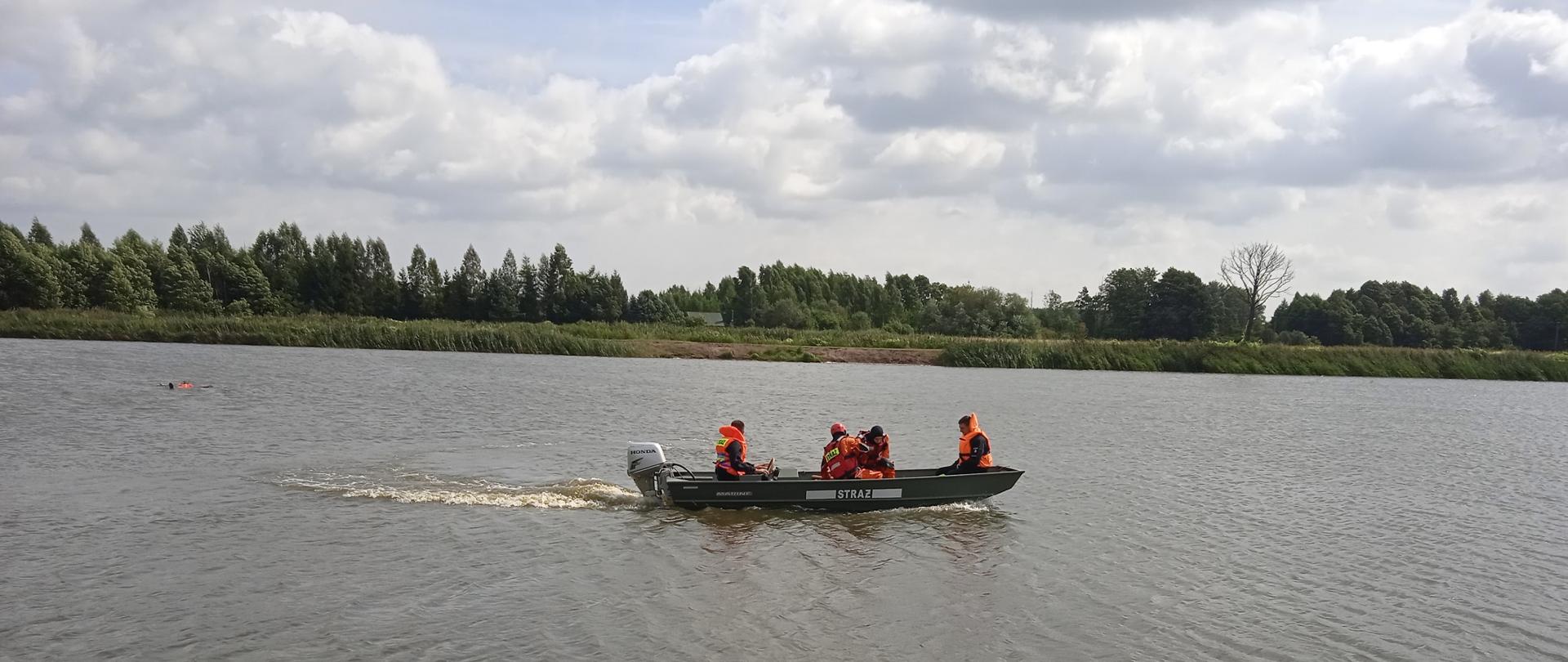 Ćwiczenia PSP i OSP na akwenie wodnym w Bujence.