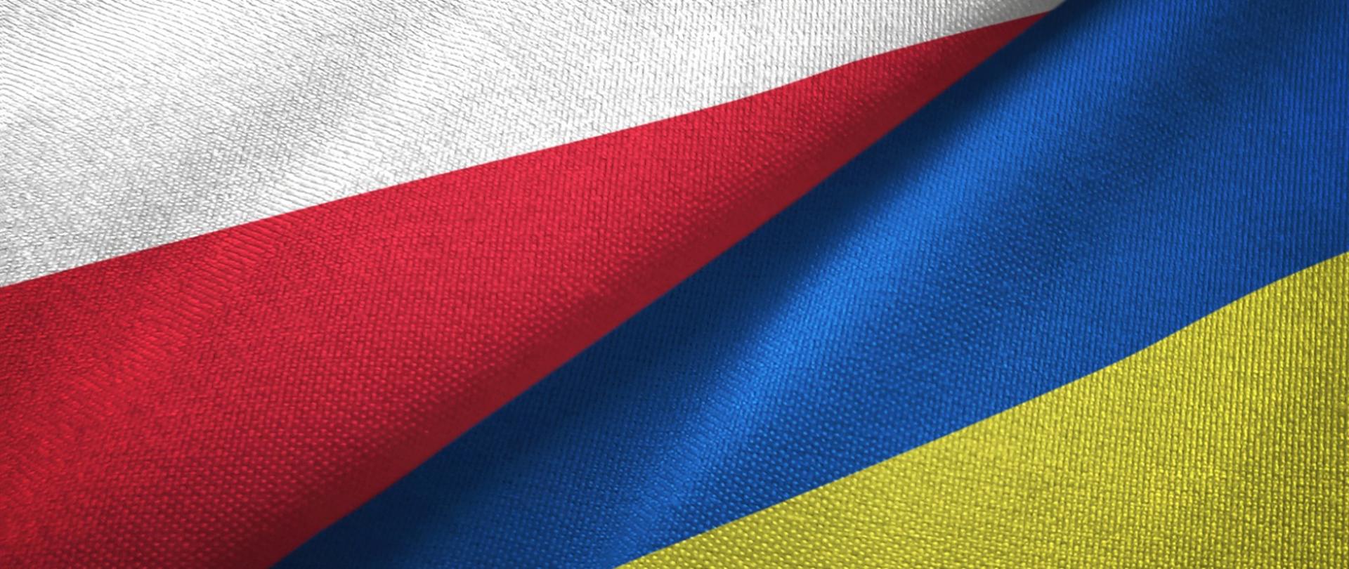 Łódzka Strefa dofinansowuje szkolenia dla pracowników z Ukrainy, którzy uciekli przed wojną. Na zdjęciu flaga Polski i Ukrainy.