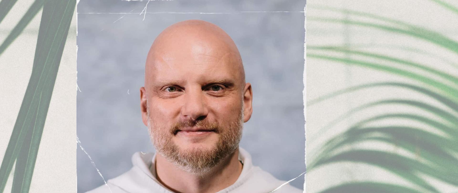 Na tle w palmy w lewym górnym rogu logo szkoły. Na plakacie zdjęcie dominikanina ojca Adama Szustaka oraz informacje o dacie, godzinie i miejscu spotkania.