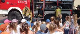 Wizyty w ramach akcji „Odwiedź strażnicę i salę edukacyjną typu Ognik” w KP PSP w Sokołowie Podlaskim 24 - 30 maja 2023 - Dzieci poznały codzienną służbę strażaka, wyposażenie pojazdów pożarniczych, procedury przyjmowania zgłoszeń o zdarzeniu, zasady alarmowania i postępowania na wypadek pożaru i innego zagrożenia. Ponadto uwagę dzieci zwrócono na bezpieczeństwo w szkole i w domu oraz na zachowanie się w sytuacjach zagrożenia łącznie z powiadamianiem służb ratowniczych.