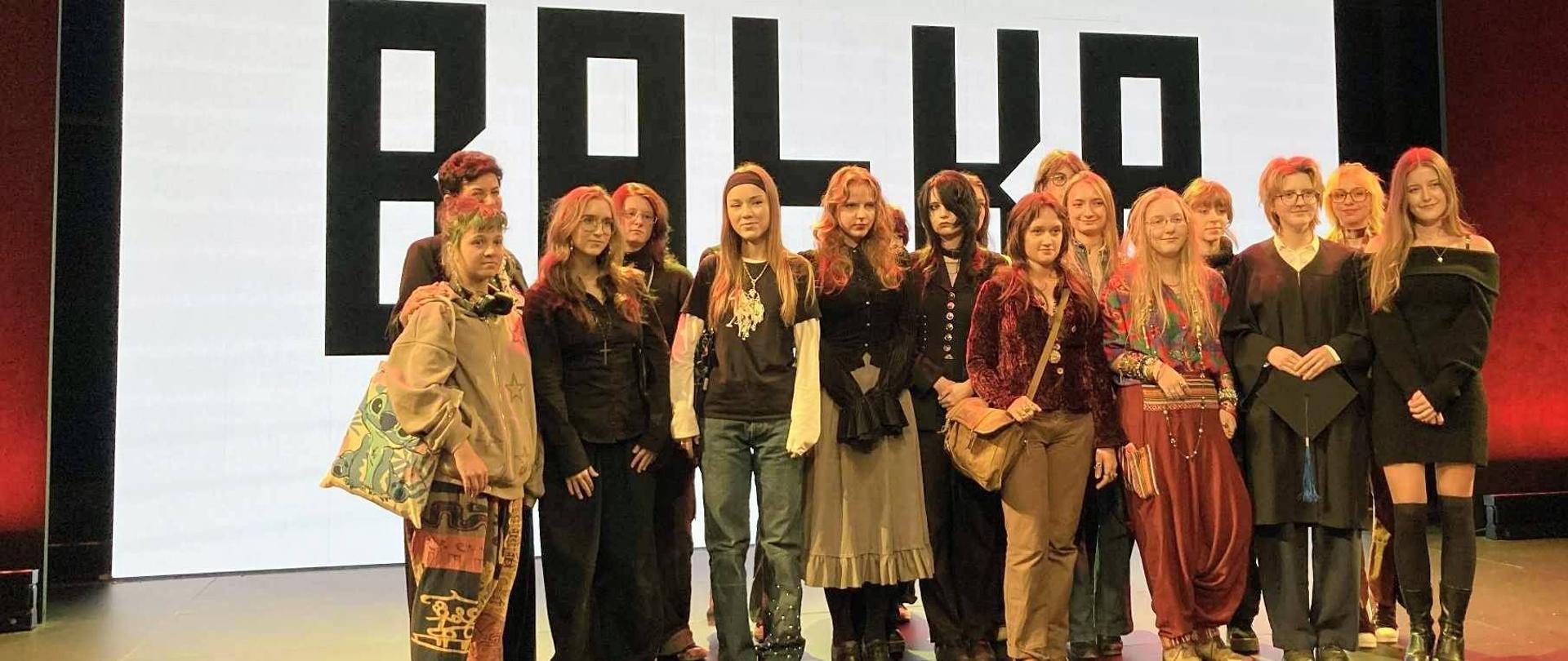 Na zdjęciu uczniowie łódzkiego plastyka w towarzystwie absolwentów, W tle napis dr HC Bałka