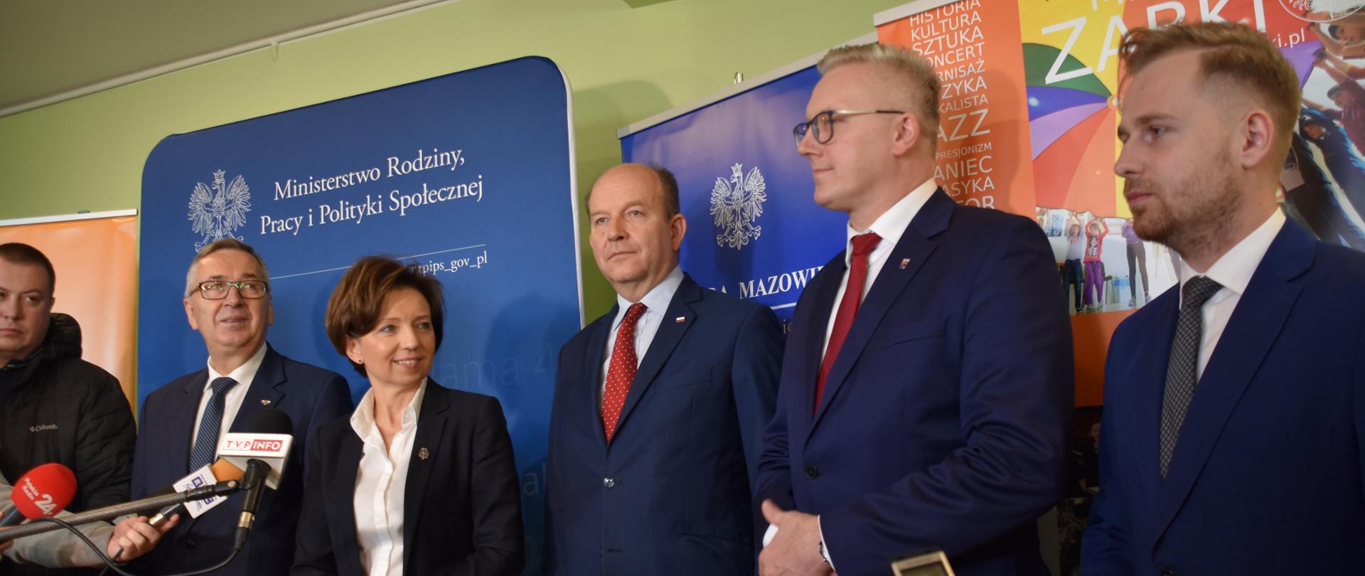 Briefing prasowy z udziałem Marleny Maląg, Minister Rodziny, Pracy i Polityki Społecznej, Stanisława Szweda, Wiceministra Rodziny, Pracy i Polityki Społecznej, Konstantego Radziwiłła, Wojewody Mazowieckiego, Adama Lubiaka, Starosty Wołomińskiego, Kamila Kowaleczko, Zastępcy Burmistrza Miasta Ząbki. 