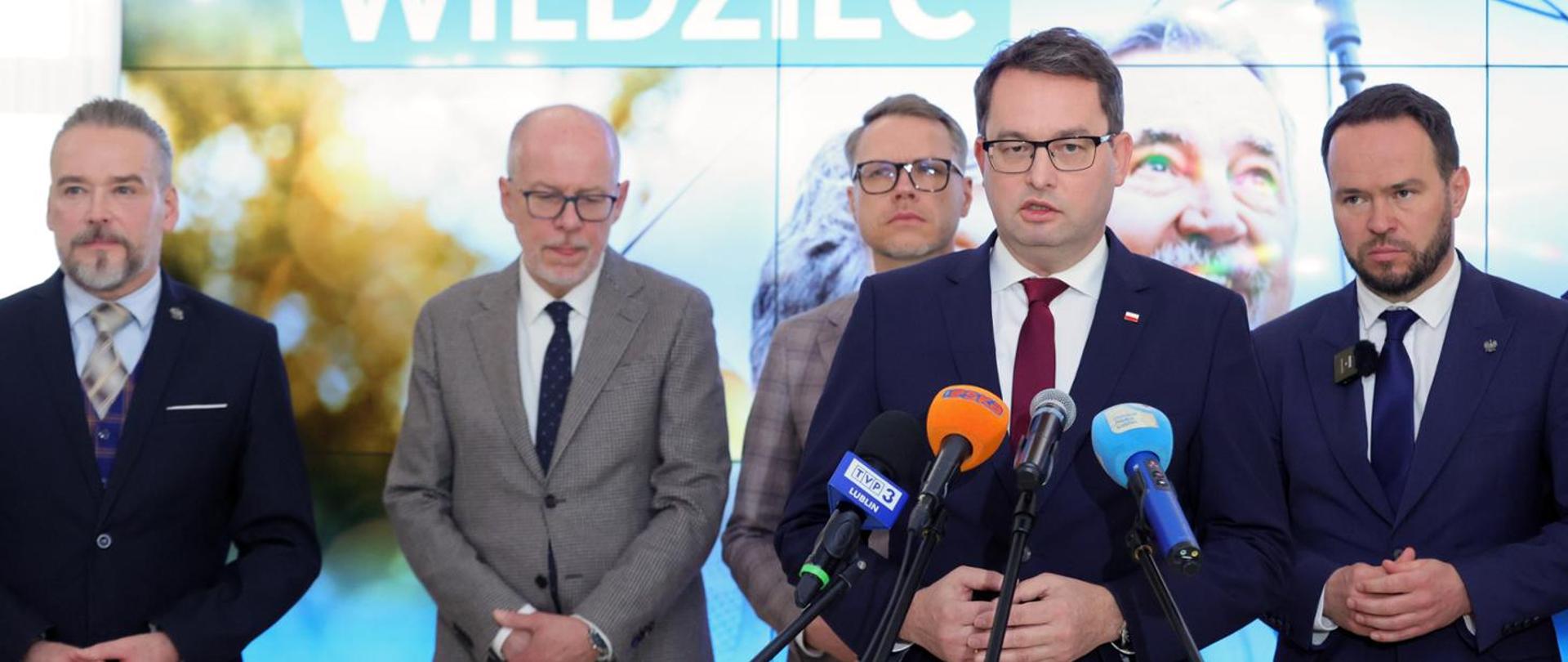 Podsekretarz stanu Sławomir Pałka oraz goście podczas programu „Świadomy Senior - Bezpieczny Senior” w Lublinie.
