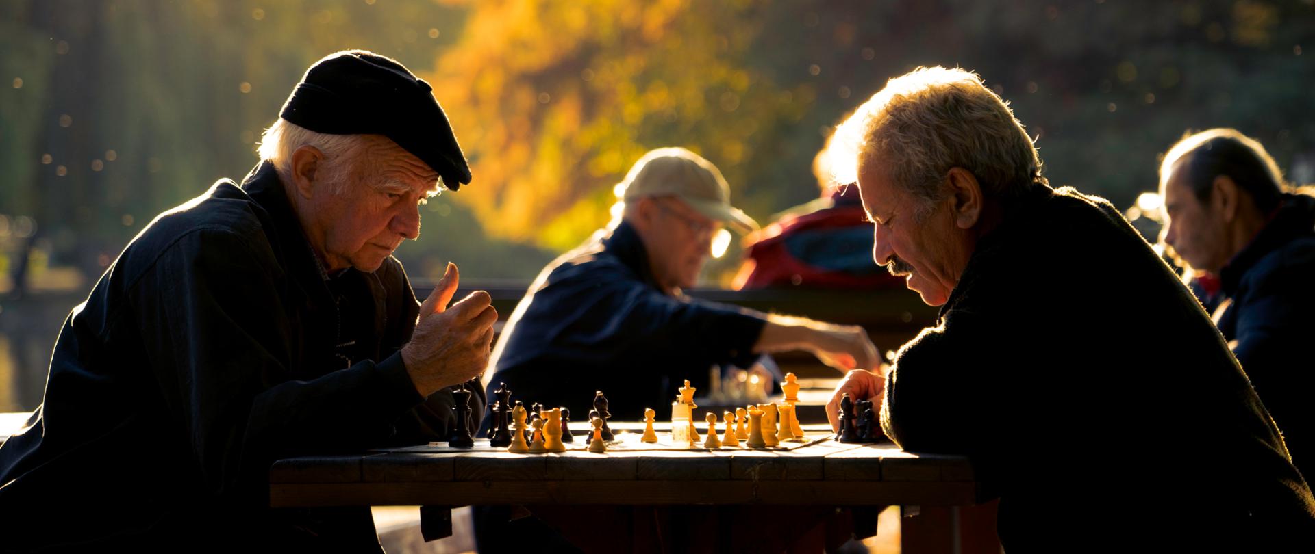 Starsi Panowie grający w szachy